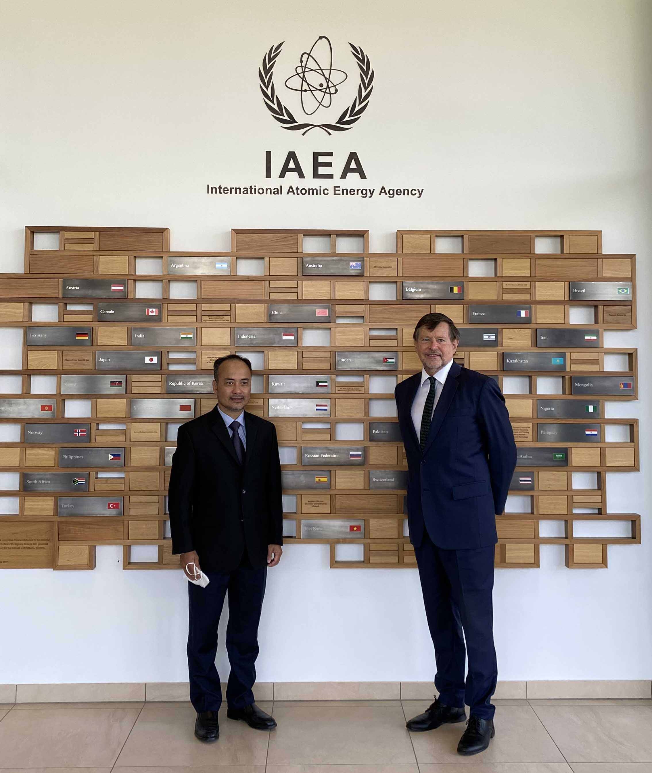 Đại sứ Nguyễn Trung Kiên thăm và làm việc tại Tổ hợp nghiên cứu về ứng dụng công nghệ hạt nhân, đặt tại Seibersdorf.