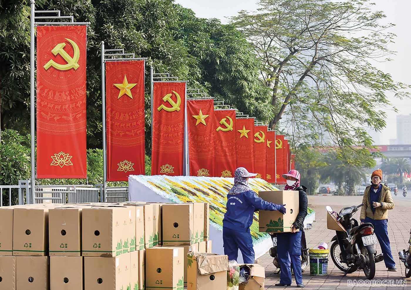 Công nhân trang trí đường phố chào mừng Đại hội lần thứ XIII của Đảng. (Ảnh: Nguyễn Hồng) Công nhân trang trí đường phố chào mừng Đại hội lần thứ XIII của Đảng. (Ảnh: Nguyễn Hồng)