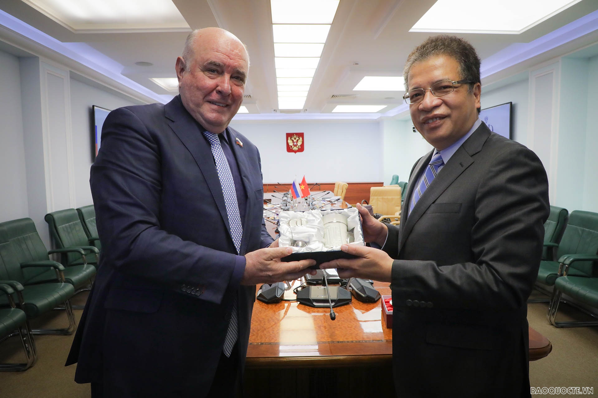 Đại sứ Đặng Minh Khôi gặp và Chủ nhiệm Ủy ban Đối ngoại Hội đồng Liên bang Nga G. Karasin.