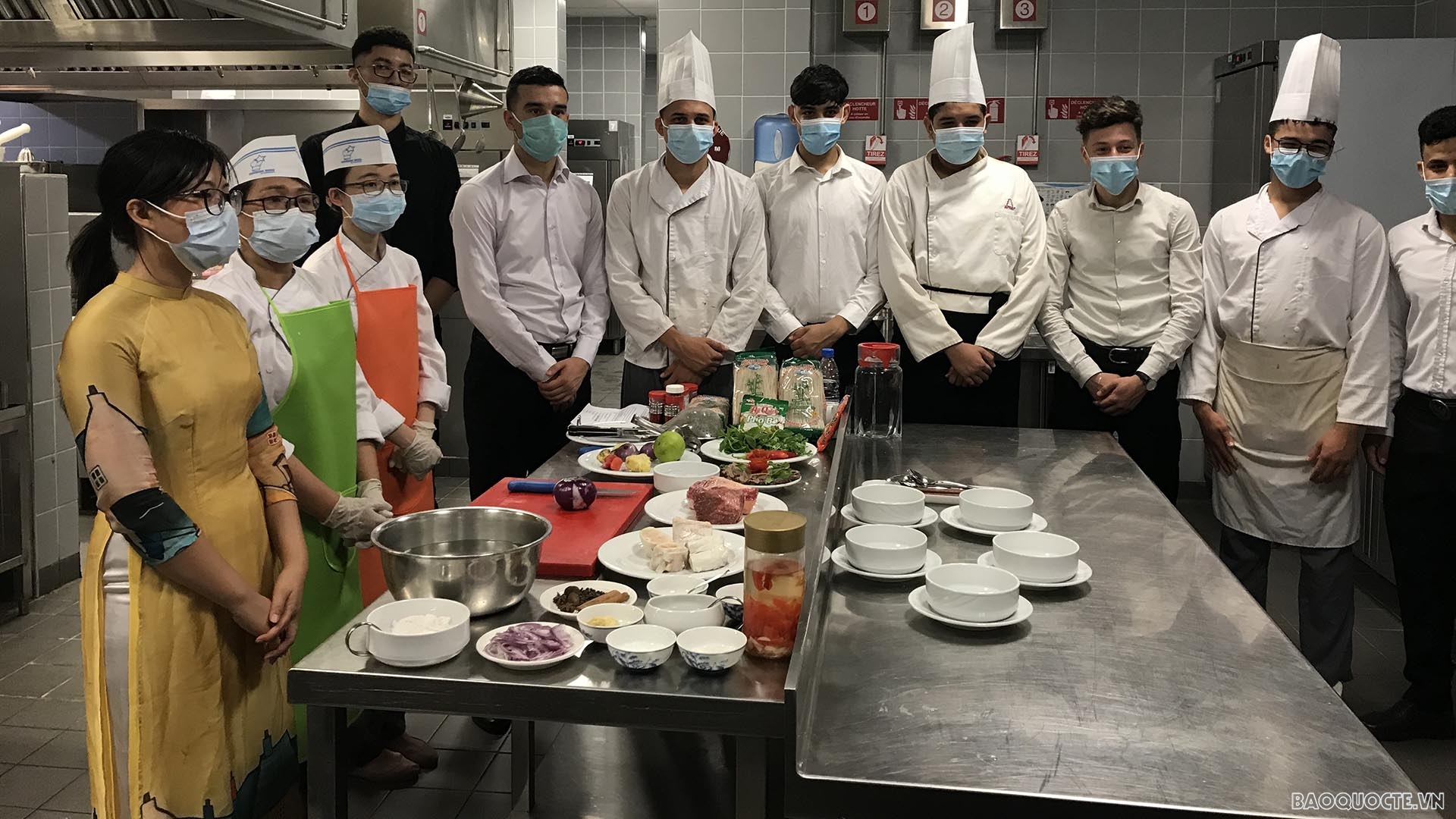 Cán bộ, nhân viên Đại sứ quán và sinh viên trường ESHRA chuẩn bị hướng dẫn chế biến món ăn.