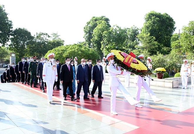 Lãnh đạo Đảng, Nhà nước dâng hoa tưởng niệm các Anh hùng liệt sỹ. ((Nguồn: TXVN) Lãnh đạo Đảng, Nhà nước dâng hoa tưởng niệm các Anh hùng liệt sỹ. ((Nguồn: TXVN)