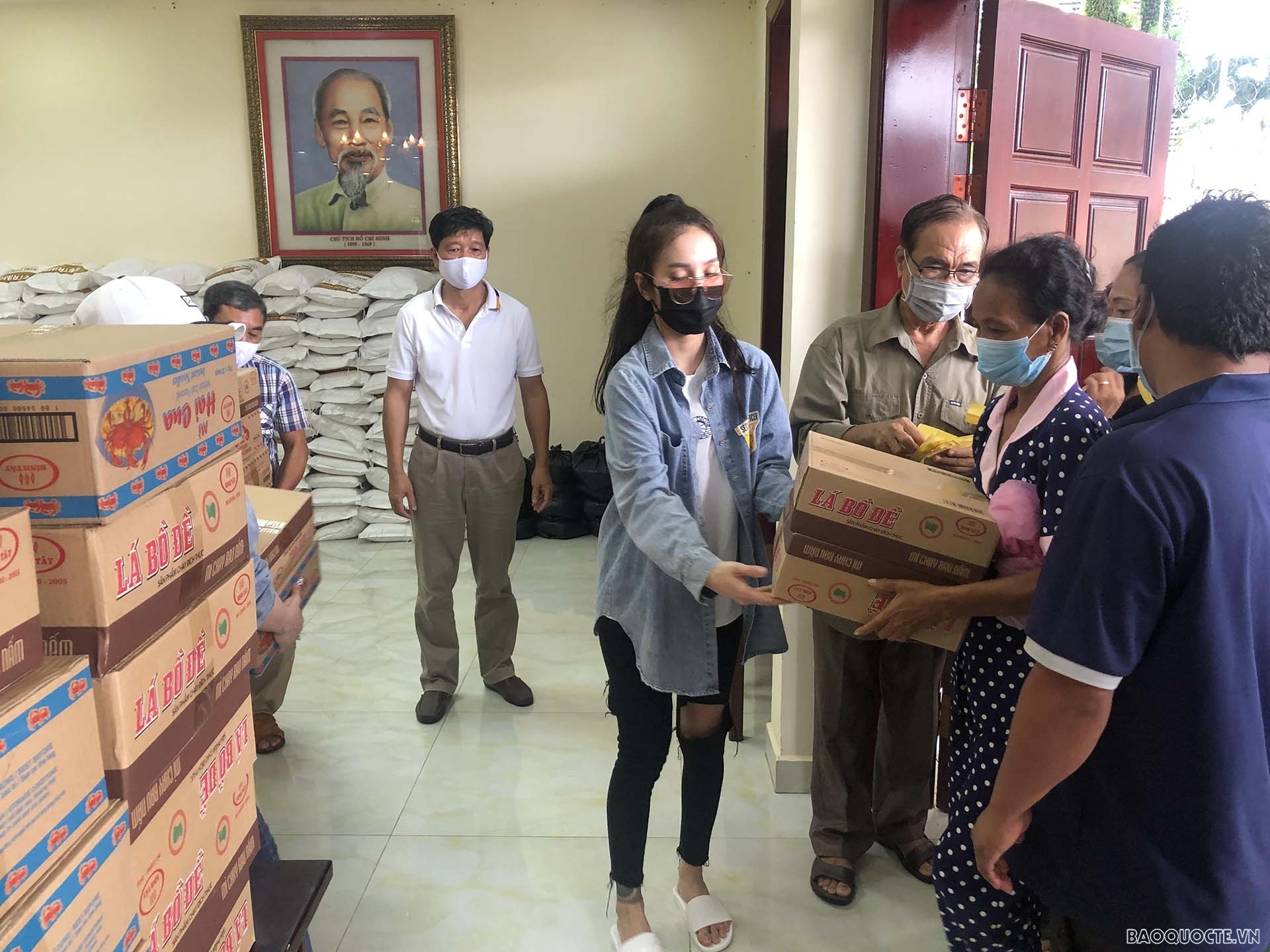 Mỗi phần quà trên gồm 2 thùng mì gói (hoặc 1 thùng mì gói và 10 kg gạo) được Tổng Lãnh sự quán trích từ Quỹ hỗ trợ cộng đồng mà Tổng Lãnh sự quán xây dựng trong thời gian qua cùng sự đóng góp của một số lao động người Việt tại địa bàn.