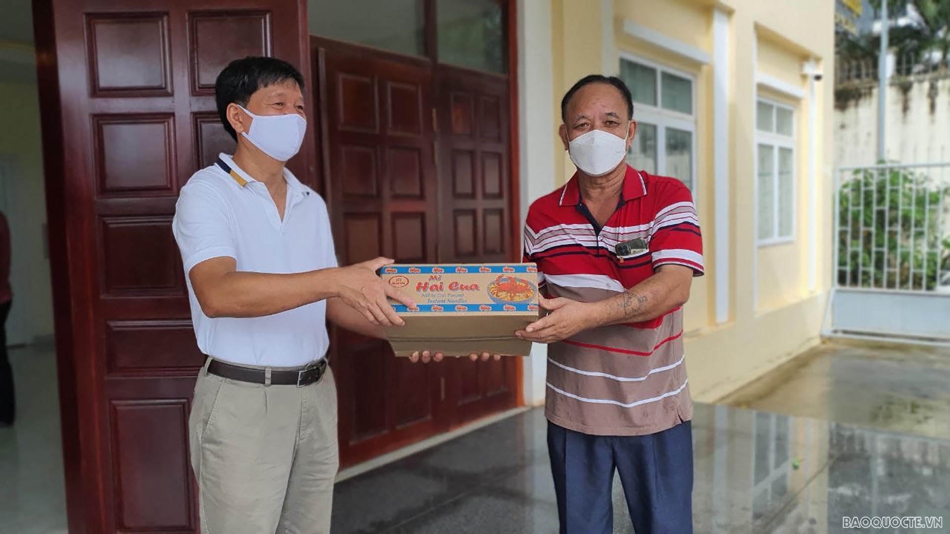 Tổng Lãnh sự quán Việt Nam phối hợp trao hơn 170 phần quà đến các hộ gia đình có hoàn cảnh đặc biệt khó khăn tại thành phố Preah Sihanouk..