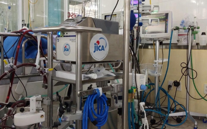 Thiết bị y tế gồm máy ECMO và bộ xét nghiệm chuẩn đoán nhanh PCR đã được JICA bàn giao cho Bệnh viện. 