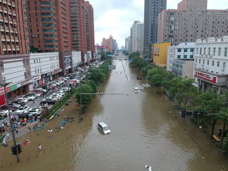 Thành phố Trịnh Châu, tỉnh Hà Nam, Trung Quốc chìm trong biển nước. (Nguồn: Reuters)