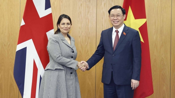 Chủ tịch Quốc hội Vương Đình Huệ gặp Bộ trưởng Bộ Nội vụ Anh Priti Patel