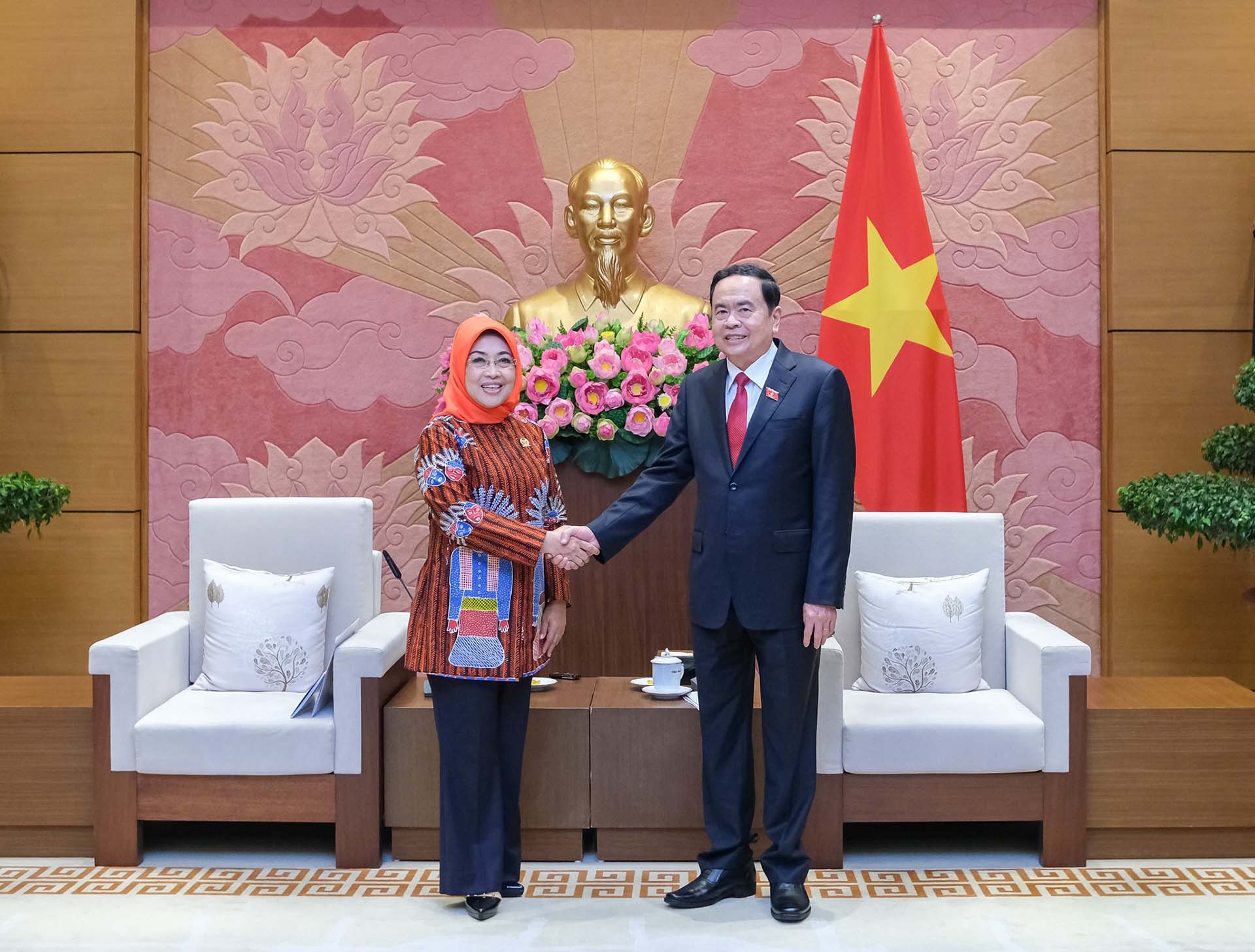 Phó Chủ tịch Thường trực Quốc hội Trần Thanh Mẫn đón, tiếp Đoàn Đại biểu Hội đồng Đại biểu địa phương Indonesia do GS.TS Sylviana Murni, Chủ nhiệm Uỷ ban III làm trưởng đoàn. (Nguồn: quochoi.vn)