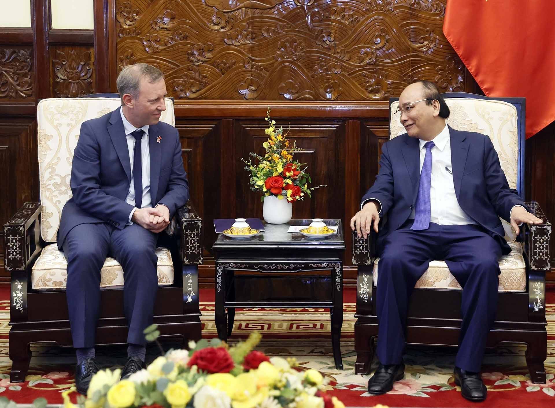 Chủ tịch nước Nguyễn Xuân Phúc tiếp Đại sứ Liên hiệp Vương quốc Anh và Bắc Ireland Gareth Ward đến chào từ biệt. (Nguồn: TTXVN) Chủ tịch nước Nguyễn Xuân Phúc tiếp Đại sứ Liên hiệp Vương quốc Anh và Bắc Ireland Gareth Ward đến chào từ biệt. (Nguồn: TTXVN)