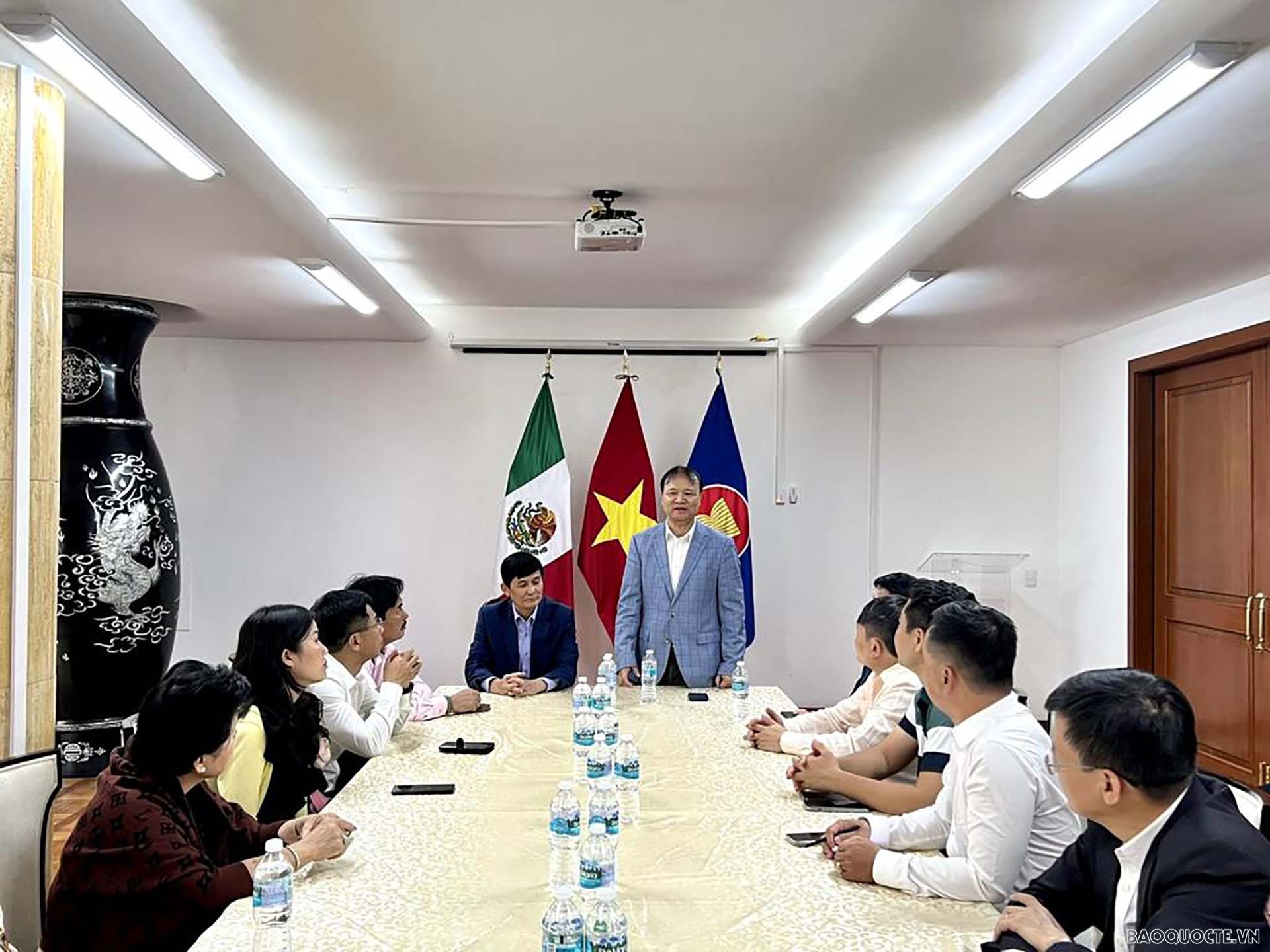 Thứ trưởng Bộ Công Thương làm việc với Đại sứ quán Việt Nam tại Mexico.
