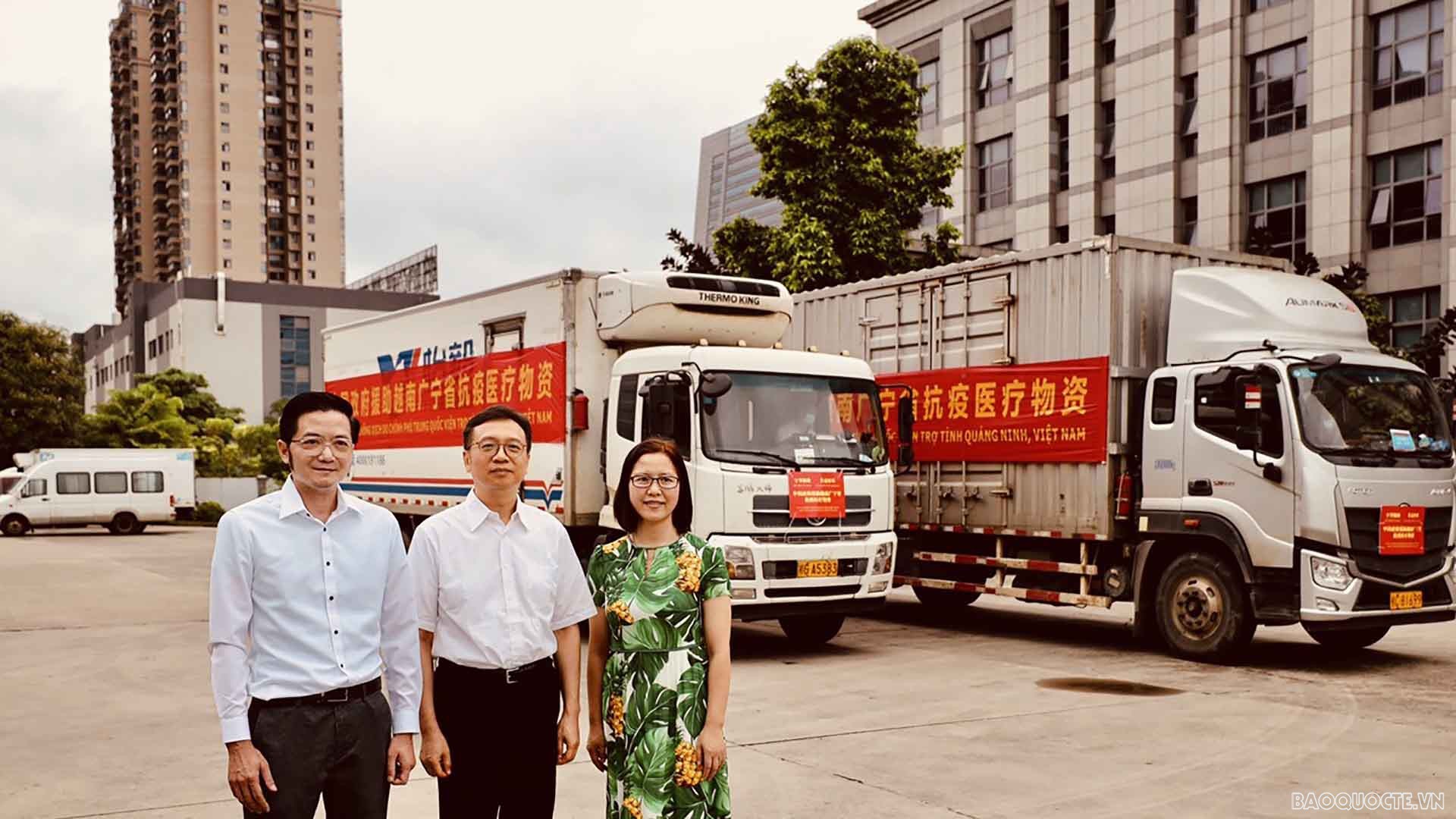 Tổng lãnh sự Đỗ Nam Trung và lãnh đạo Sở Ngoại vụ Quảng Tây, Tập đoàn Sinopharm Chi nhánh Quảng Tây.