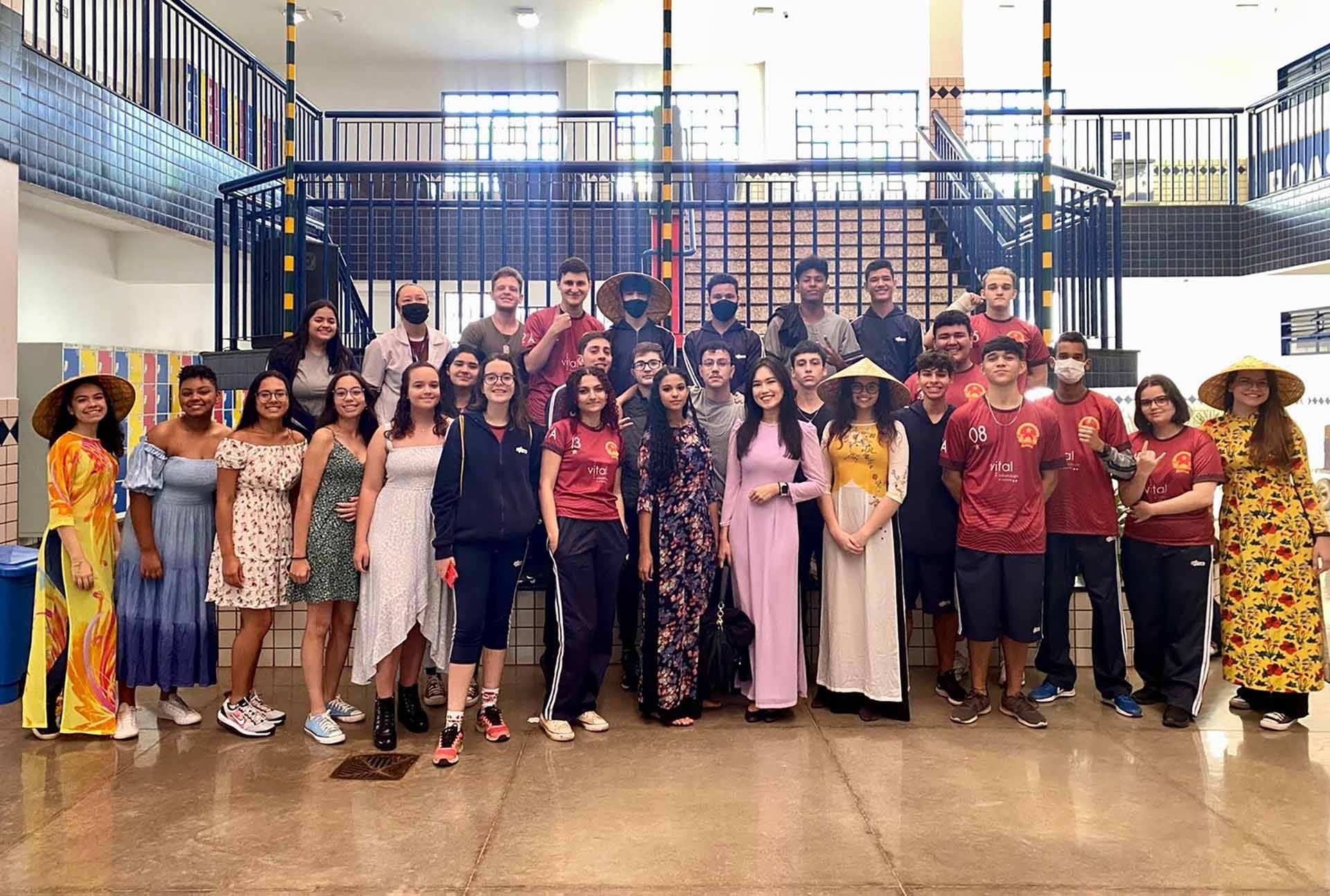 Học sinh trung học Brazil biểu diễn chương trình văn nghệ về Việt Nam Học sinh trung học Brazil biểu diễn chương trình văn nghệ về Việt Nam