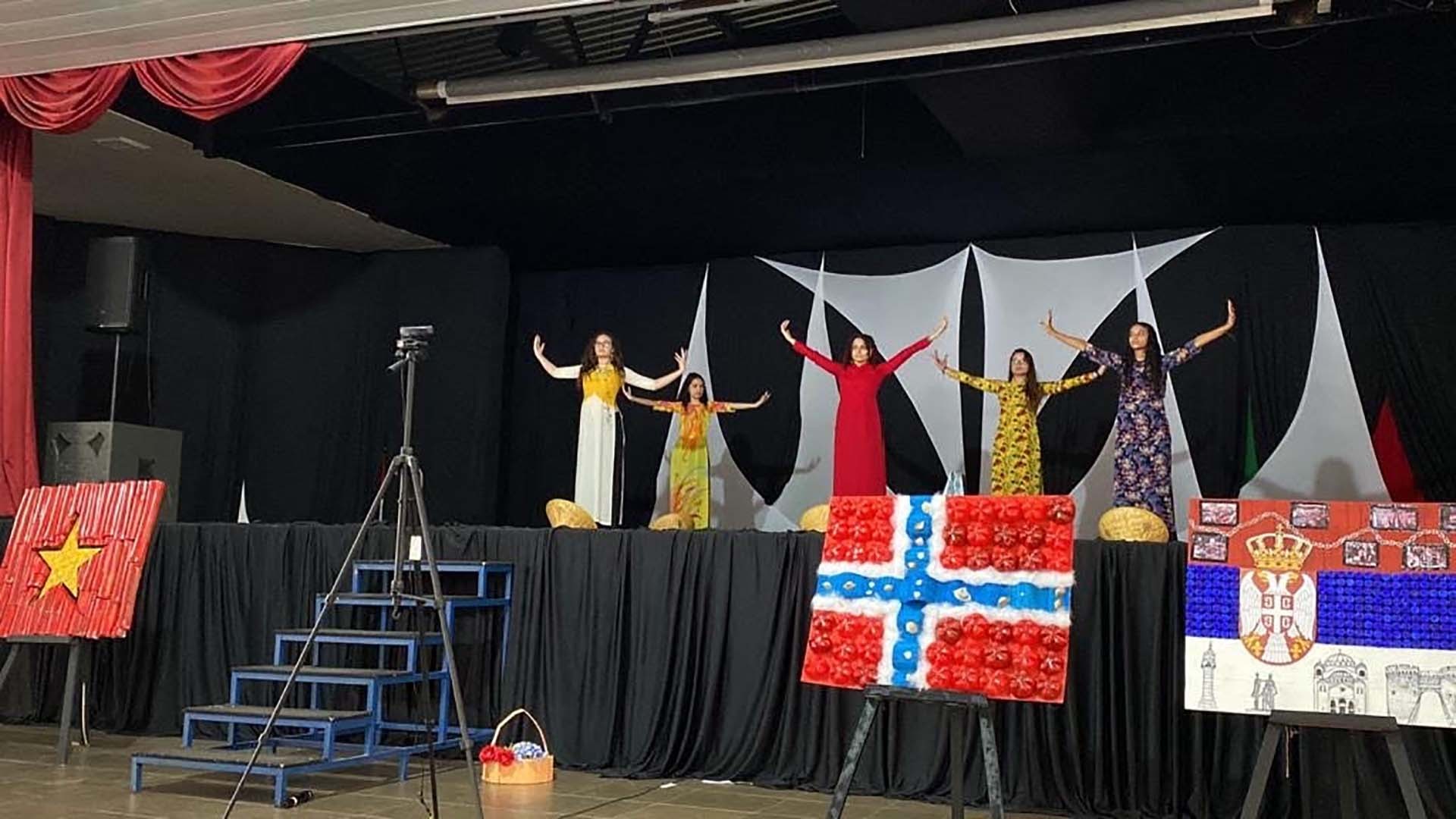 Học sinh trung học Brazil biểu diễn chương trình văn nghệ về Việt Nam Học sinh trung học Brazil biểu diễn chương trình văn nghệ về Việt Nam