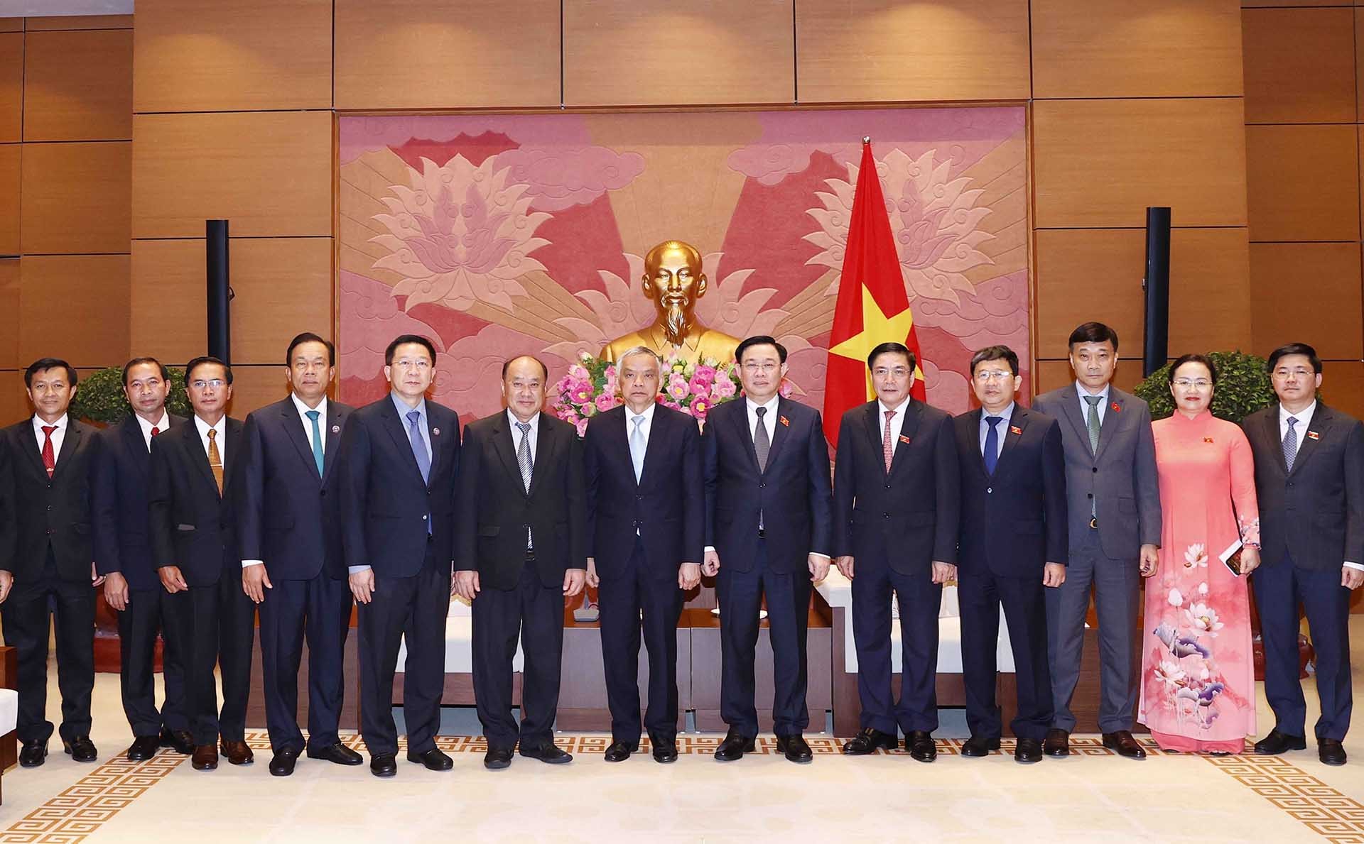 Chủ tịch Quốc hội Vương Đình Huệ với các đại biểu. (Nguồn: TTXVN) Chủ tịch Quốc hội Vương Đình Huệ với các đại biểu. (Nguồn: TTXVN)