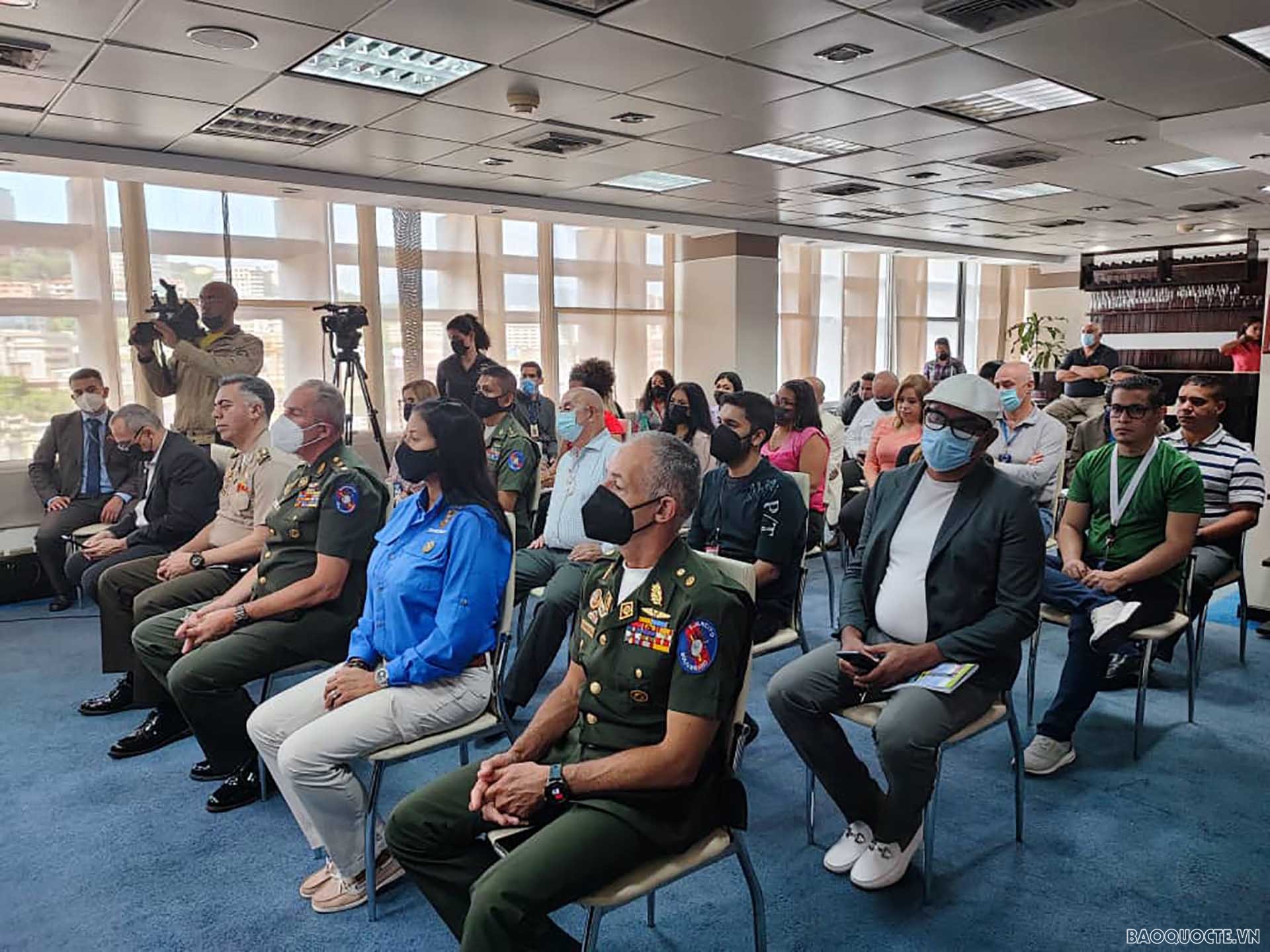 Các đại biểu tham dự tọa đàm.