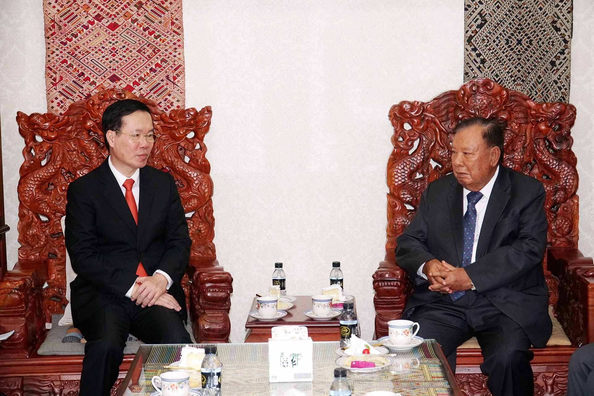 Đồng chí Võ Văn Thưởng, Ủy viên Bộ Chính trị, Thường trực Ban Bí thư, đến thăm đồng chí Bounnhang Vorachith, nguyên Tổng Bí thư, nguyên Chủ tịch nước Lào. (Nguồn: TTXVN)