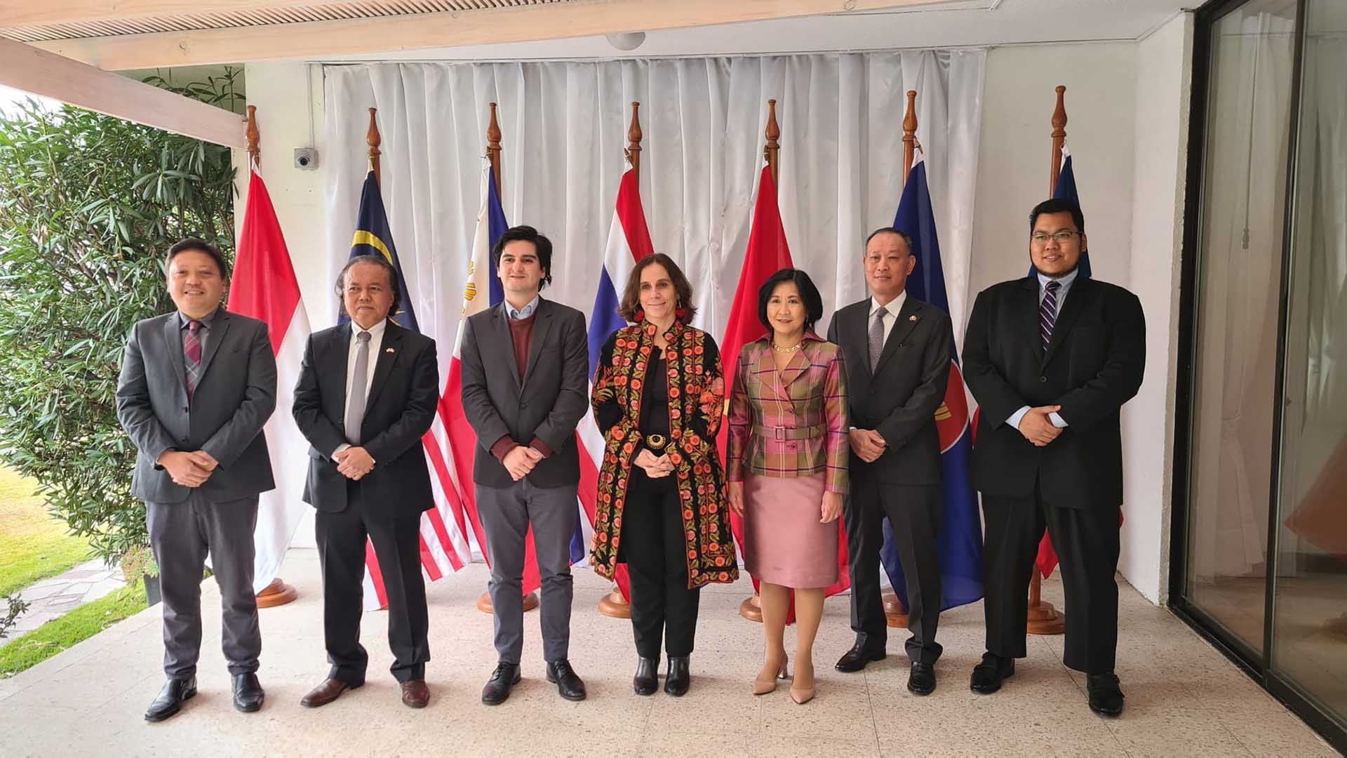 Ủy ban ASEAN tại Santiago làm việc với Bộ trưởng Ngoại giao Chile Antonia Urrejola.