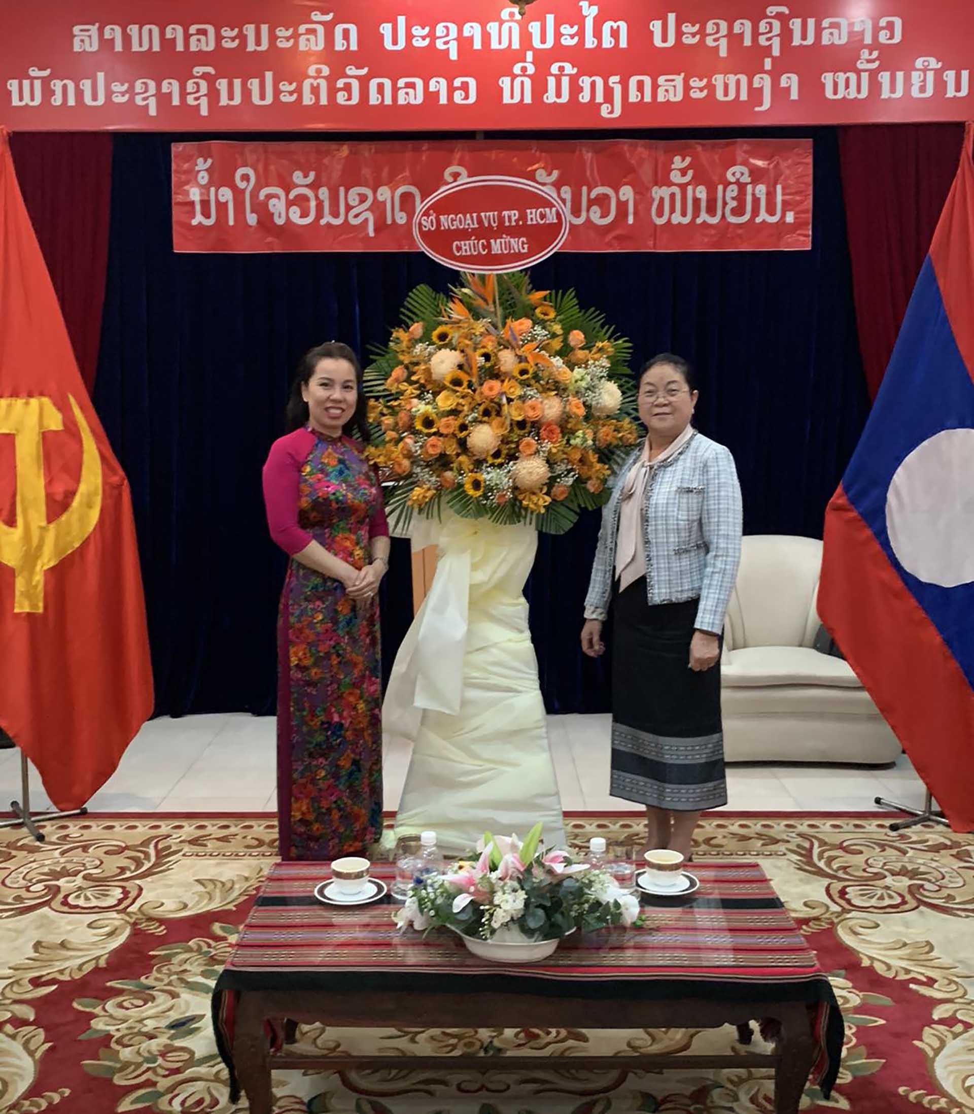 Phó Giám đốc Sở Ngoại vụ Phạm Trần Thanh Thảo đến thăm và chúc mừng Tổng lãnh sự quán Lào tại TP. Hồ Chí Minh nhân kỷ niệm 45 năm ngày ký Hiệp ước hữu nghị và hợp tác Việt Nam-Lào (18/7/1977 - 18/7/2022) và kỷ niệm 60 năm thiết lập quan hệ ngoại giao Việt Nam-Lào (5/9/1962 – 5/9/2022). Phó Giám đốc Sở Ngoại vụ Phạm Trần Thanh Thảo đến thăm và chúc mừng Tổng lãnh sự quán Lào tại TP. Hồ Chí Minh nhân kỷ niệm 45 năm ngày ký Hiệp ước hữu nghị và hợp tác Việt Nam-Lào (18/7/1977 - 18/7/2022) và kỷ niệm 60 năm thiết lập quan hệ ngoại giao Việt