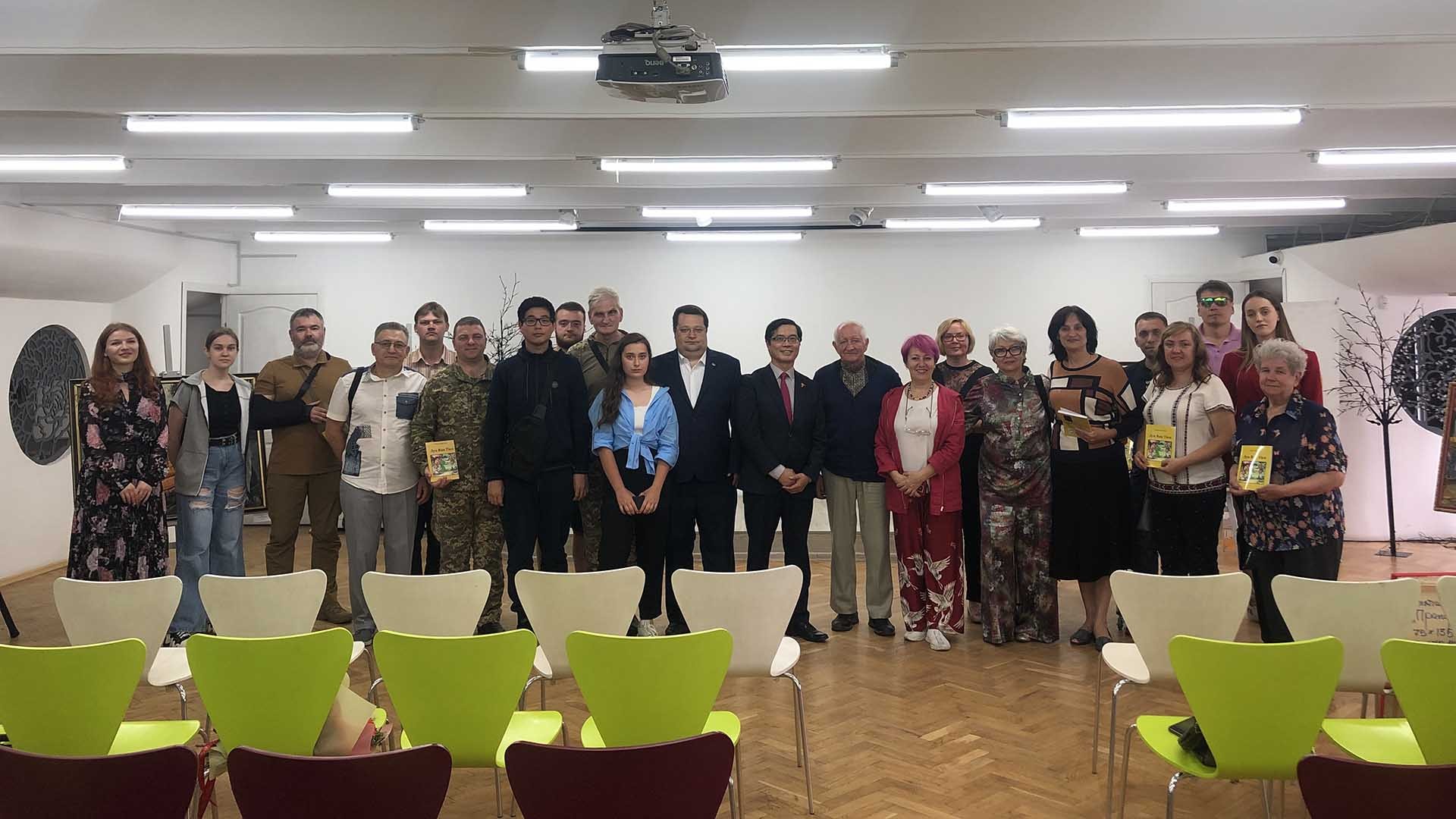 Các đại biểu chụp ảnh lưu niệm. Các đại biểu chụp ảnh lưu niệm.