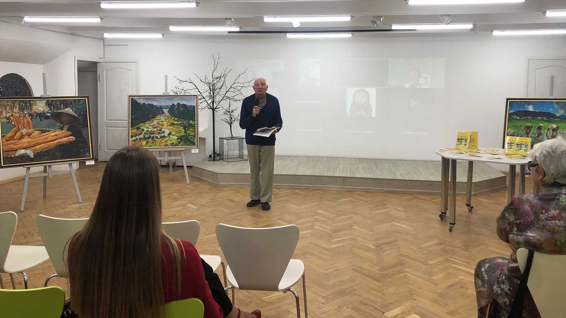 Đại điện Hội tri thức Vasili Vasilievich phát biểu. Đại điện Hội tri thức Vasili Vasilievich phát biểu.