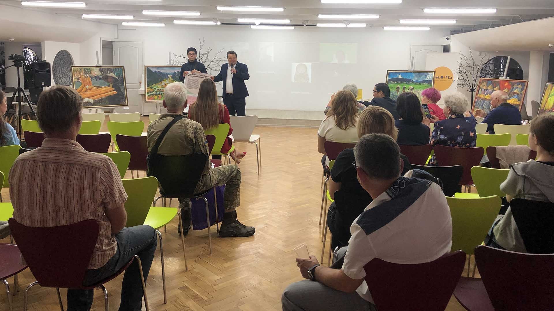 Đại diện “Sáng kiến Ukraine” Yuri Kosenko phát biểu. Đại diện “Sáng kiến Ukraine” Yuri Kosenko phát biểu.