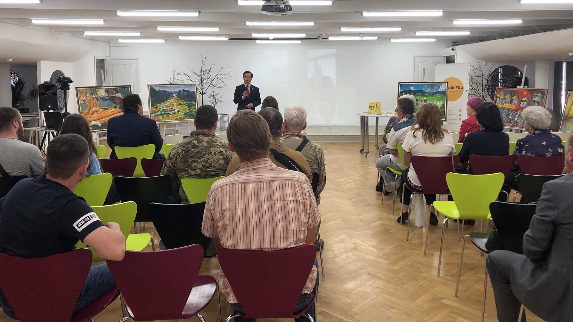 Đại sứ Nguyễn Hồng Thạch phát biểu. Đại sứ Nguyễn Hồng Thạch phát biểu.