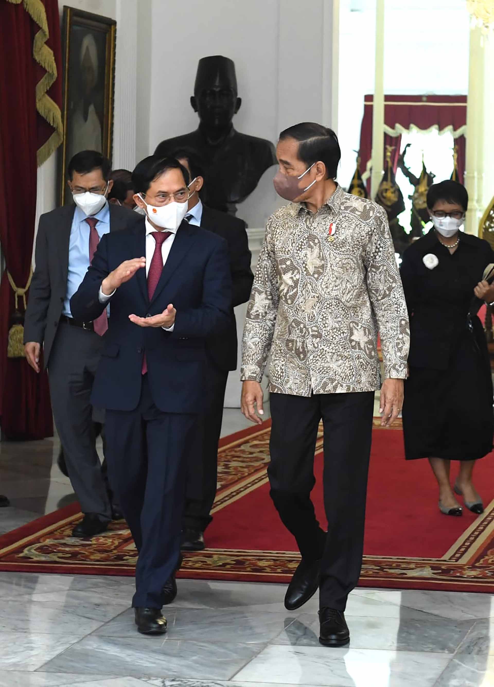 Tổng thống Indonesia Joko Widodo tiếp Bộ trưởng Ngoại giao Bùi Thanh Sơn. (Nguồn: Phủ Tổng thống Indonesia) Tổng thống Indonesia Joko Widodo tiếp Bộ trưởng Ngoại giao Bùi Thanh Sơn. (Nguồn: Phủ Tổng thống Indonesia)