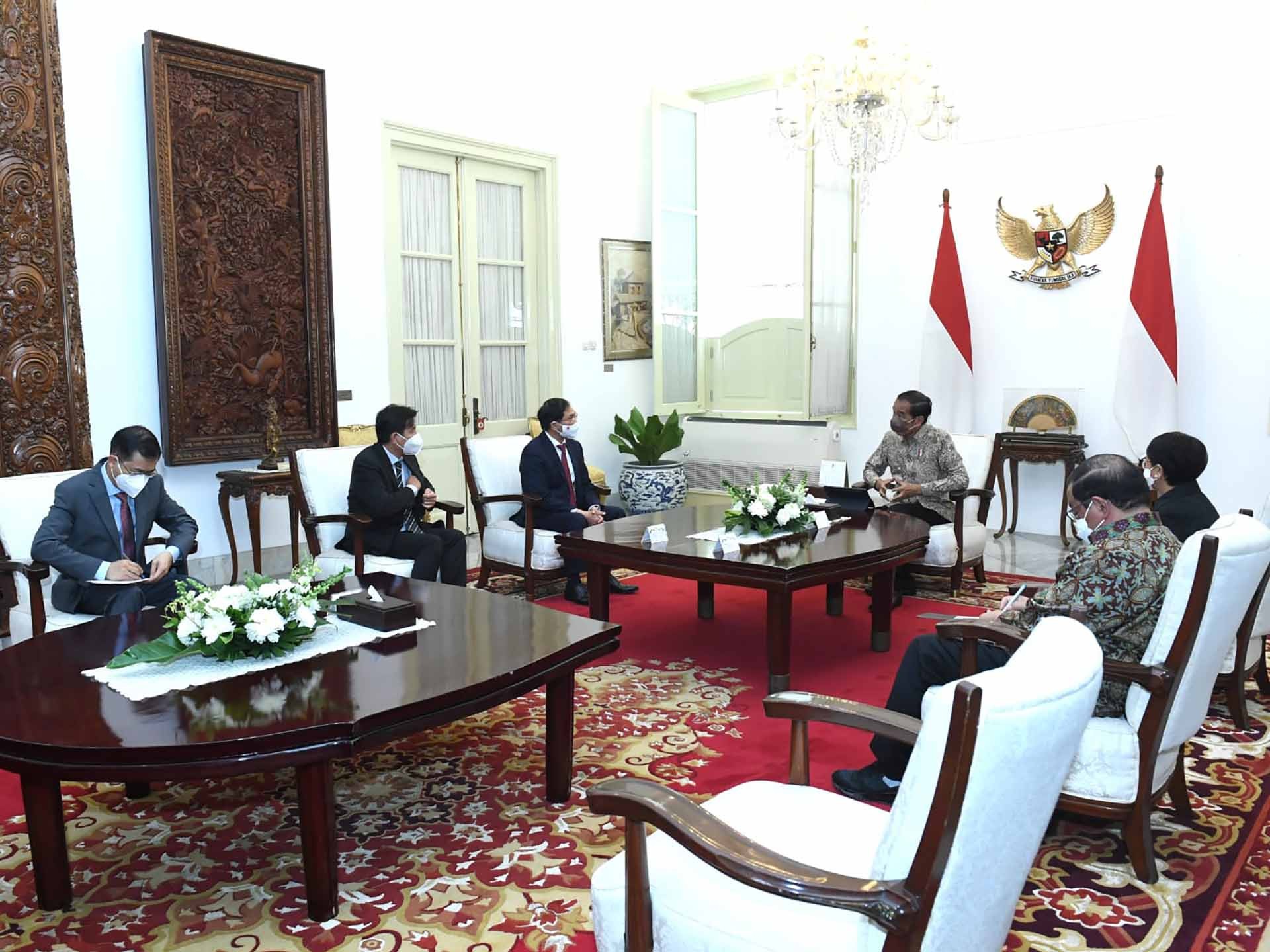 Tổng thống Indonesia Joko Widodo tiếp Bộ trưởng Ngoại giao Bùi Thanh Sơn. (Nguồn: Phủ Tổng thống Indonesia) Tổng thống Indonesia Joko Widodo tiếp Bộ trưởng Ngoại giao Bùi Thanh Sơn. (Nguồn: Phủ Tổng thống Indonesia)