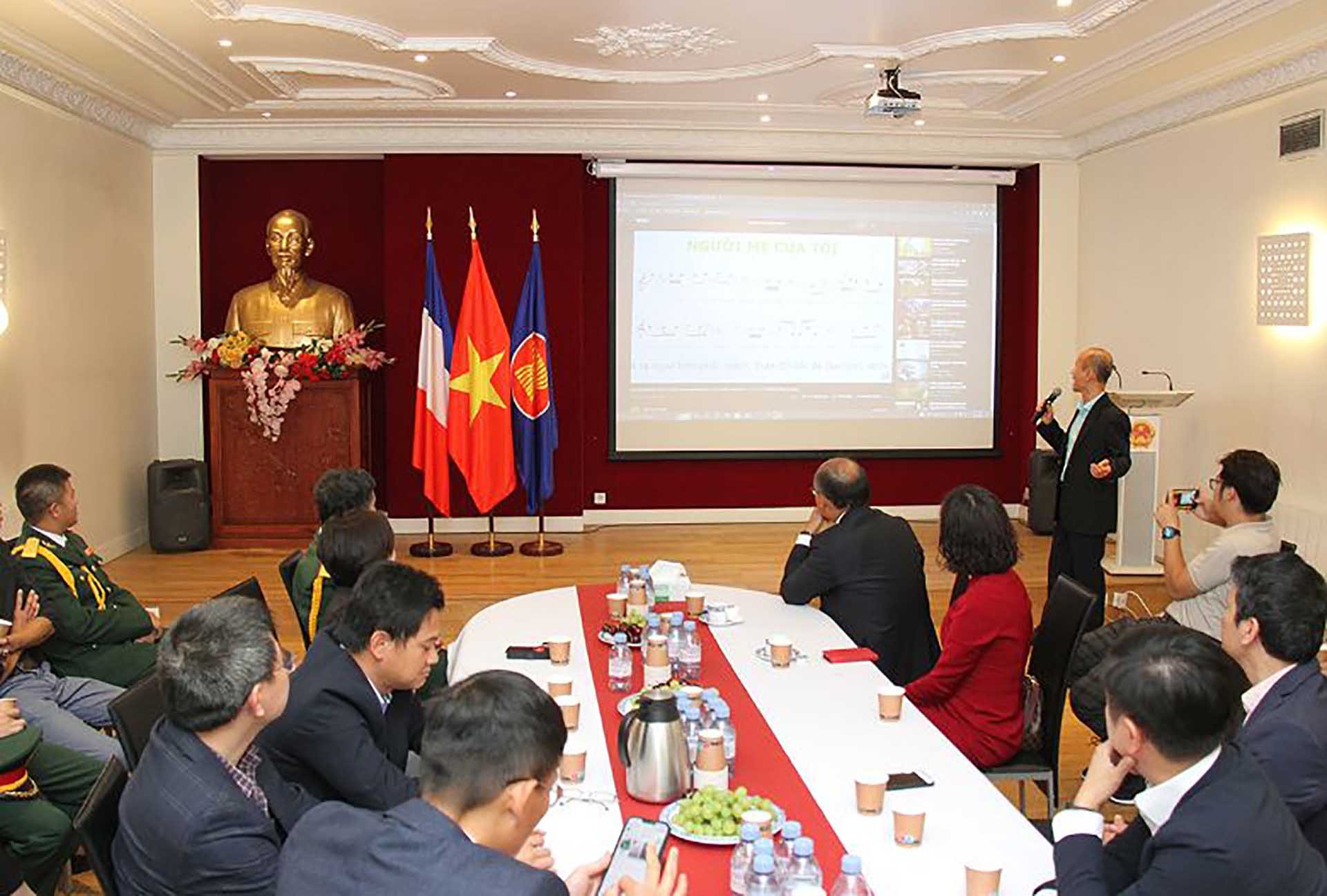 Các đại biểu chia sẻ sự biết ơn, trân quý hơn nền hòa bình, độc lập, tự do và hạnh phúc của đất nước và nhân dân có được sau những đau thương, mất mát.