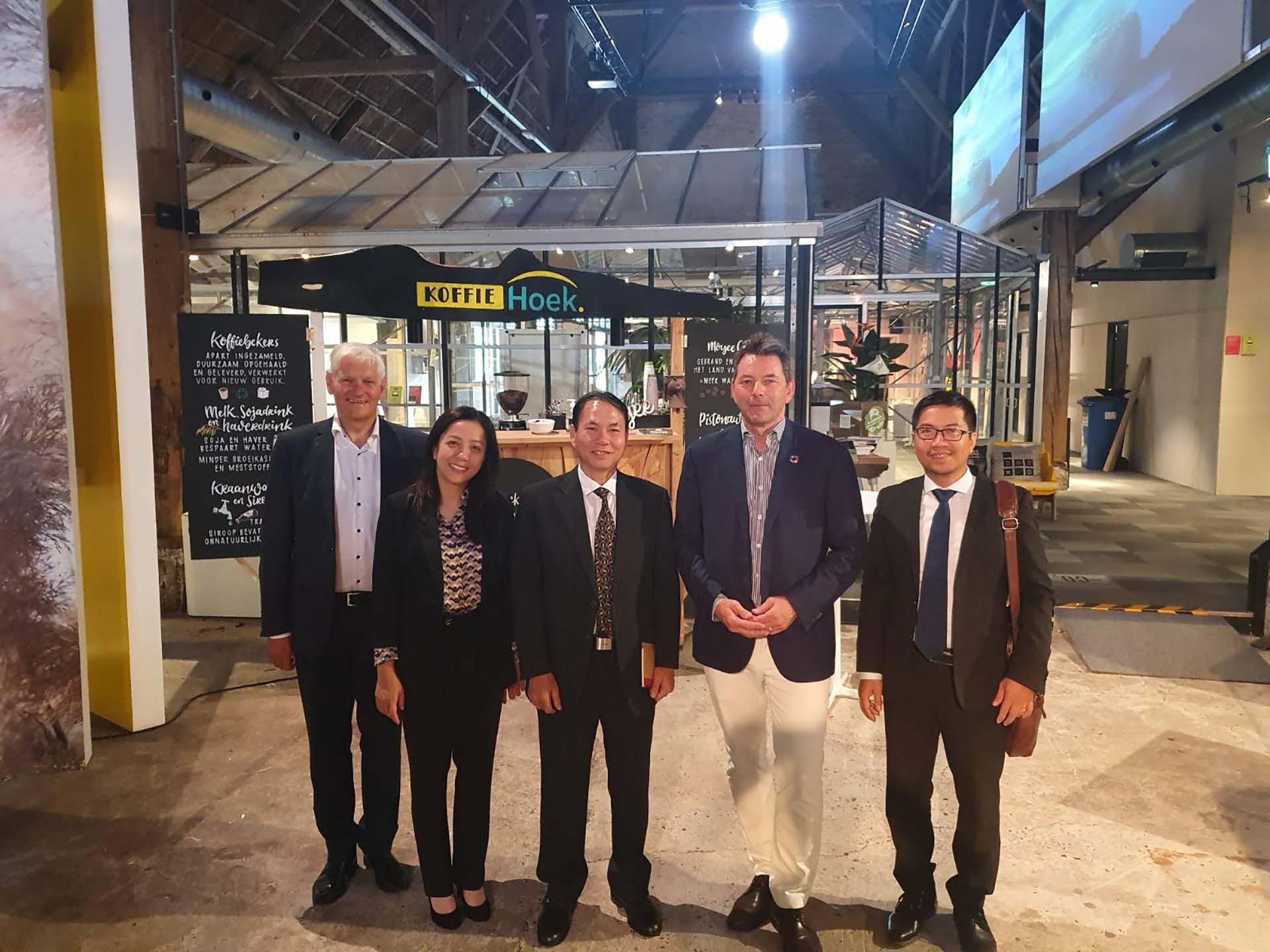 Đại sứ Phạm Việt Anh thăm và làm việc với Holland Circular Hotspot.