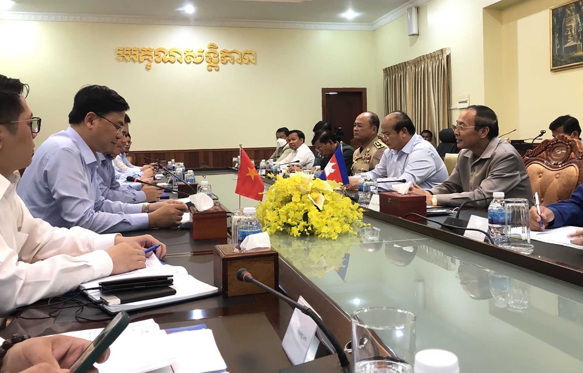 Thứ trưởng Phạm Quang Hiệu thăm và làm việc với Tỉnh trưởng tỉnh Kratie Var Thon.