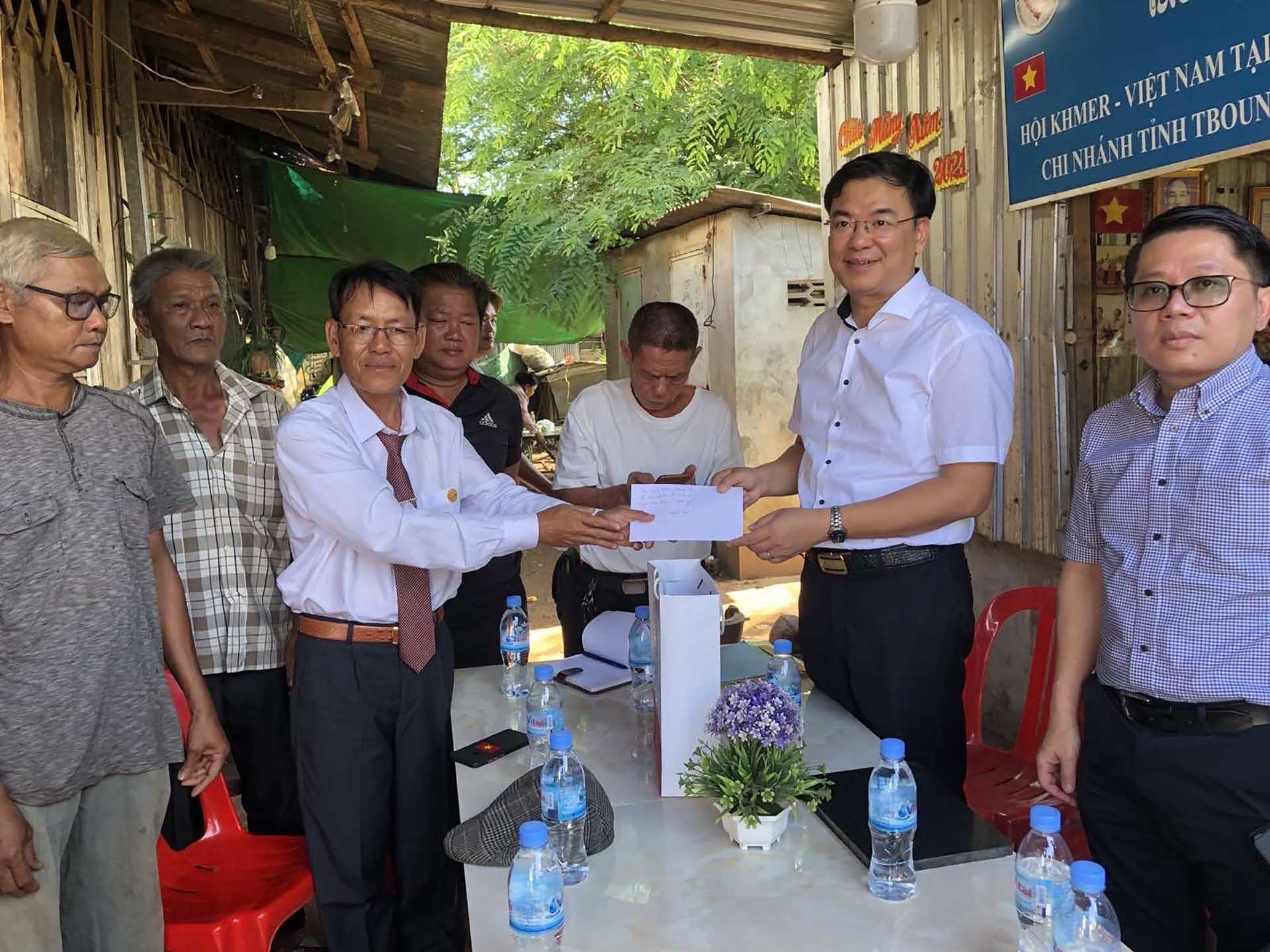Thăm hỏi và tặng quà Chi hội Khmer-Việt Nam tại Tbong Khmum.