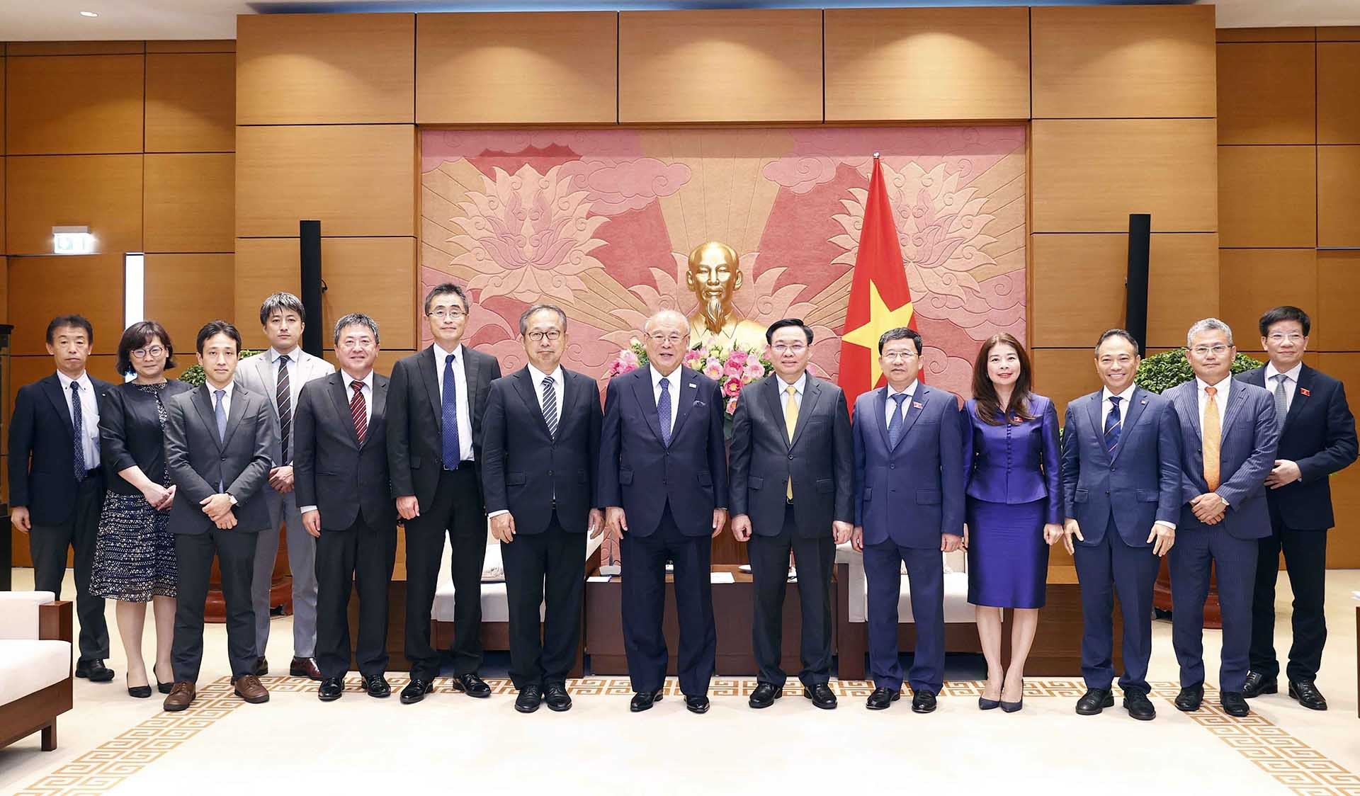 Chủ tịch Quốc hội Vương Đình Huệ với các đại biểu. (Nguồn: TTXVN)