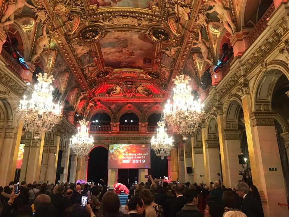 dan van hien huu noi song seine thap effeil paris hoa le