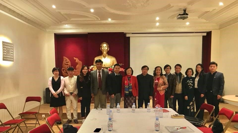 dan van hien huu noi song seine thap effeil paris hoa le 5