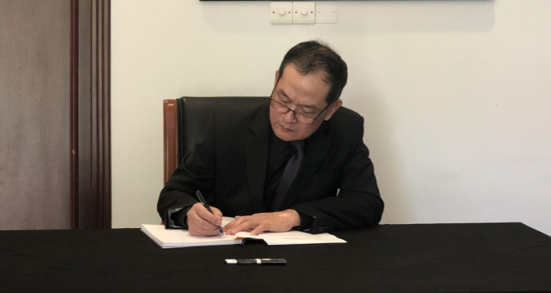 Đại sứ Nguyễn Đình Thao ghi sổ tang. dai-su-quan-viet-nam-tai-qatar-to-chuc-trong-the-le-vieng-nguyen-tong-bi-thu-le-kha-phieu