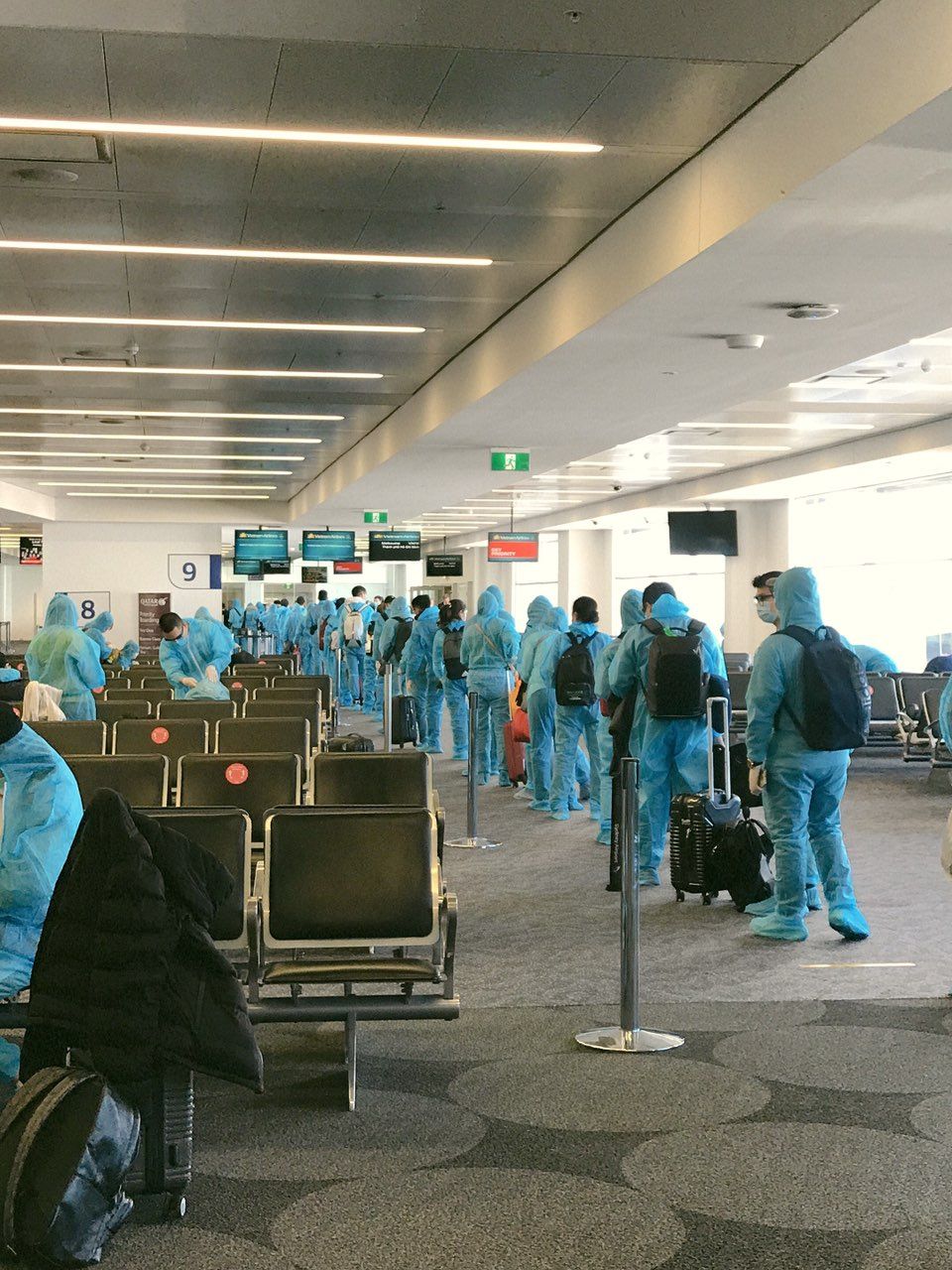 Hành khách có trẻ em dưới 18 tuổi, người cao tuổi, người có bệnh nền, sinh viên không có nơi lưu trú do ký túc xá đóng cửa và các trường hợp đặc biệt khó khăn khác dich-covid-19-hon-340-cong-dan-viet-nam-tu-australia-ve-nuoc-an-toan-1