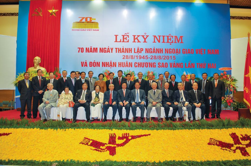 Ngoại giao Việt Nam 75 năm đồng hành cùng dân tộc phụng sự Tổ quốc phụng sự nhân dân ngoai giao viet nam 75 nam dong hanh cung dan toc phung su to quoc phung su nhan dan