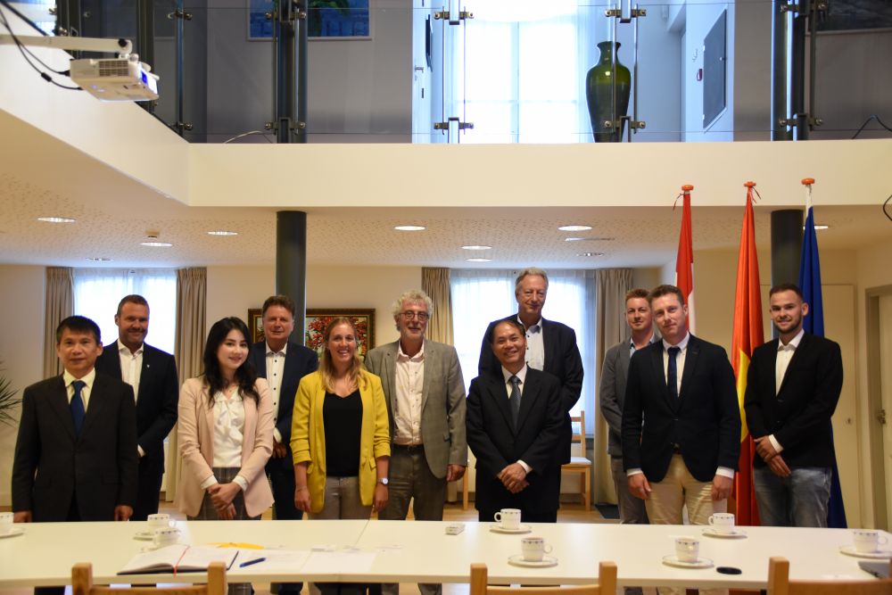 dai-su-pham-viet-anh-tiep-dai-dien-cac-doi-tac-ha-lan-trong-hop-tac-ve-trong-trot-voi-viet-nam-2