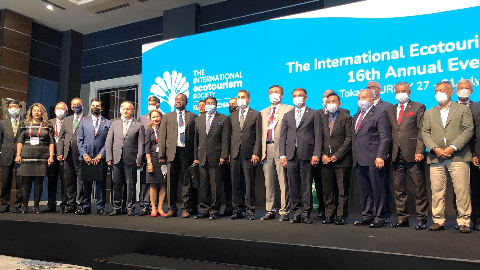 Đại sứ/Đại diện Đại sứ quán các nước tham dự Hội thảo chụp ảnh lưu niệm với Ban tổ chức.