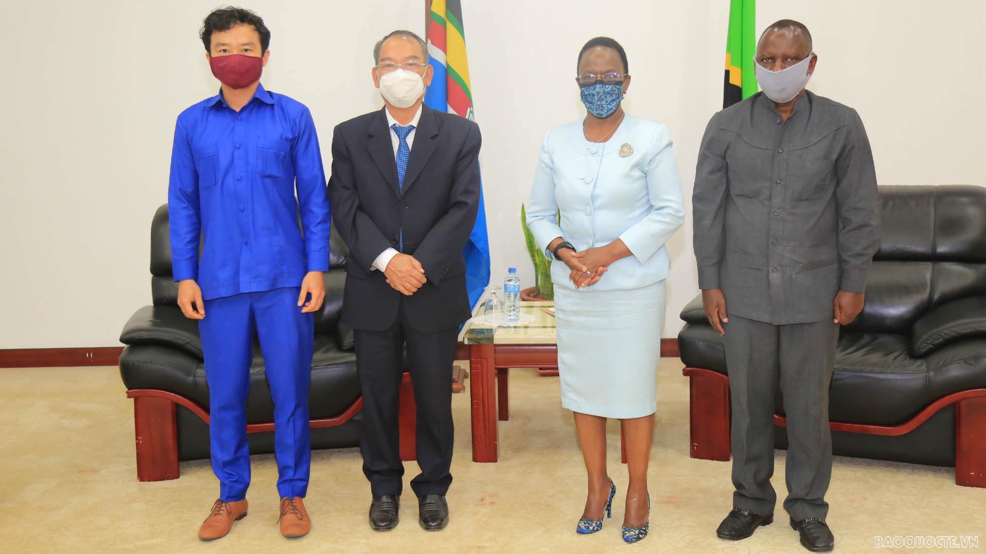 Các đại biểu chụp ảnh lưu niệm. Các đại biểu chụp ảnh lưu niệm.