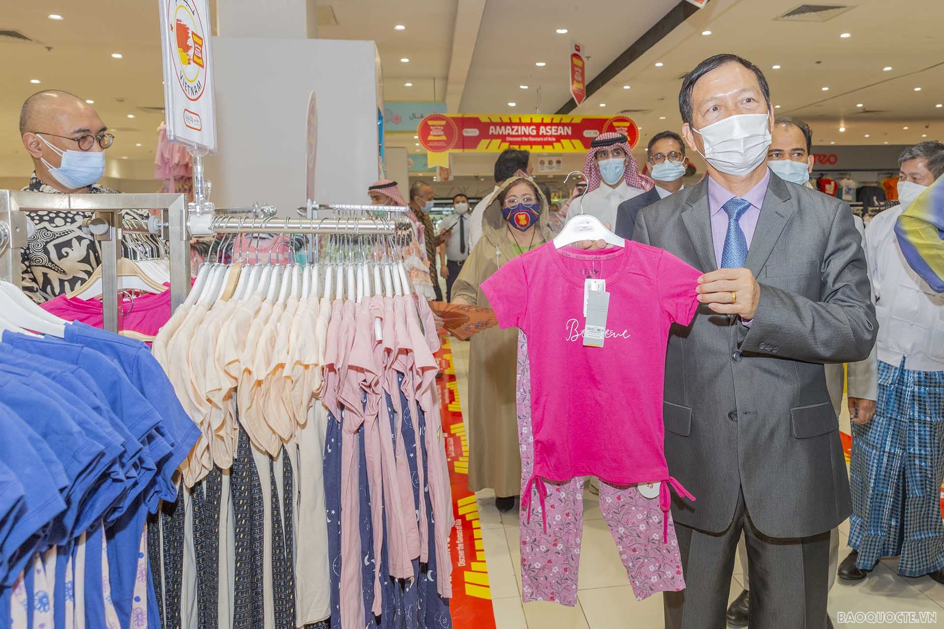Đại sứ Vũ Viết Dũng thăm các khu giới thiệu sản phẩm Việt Nam.
