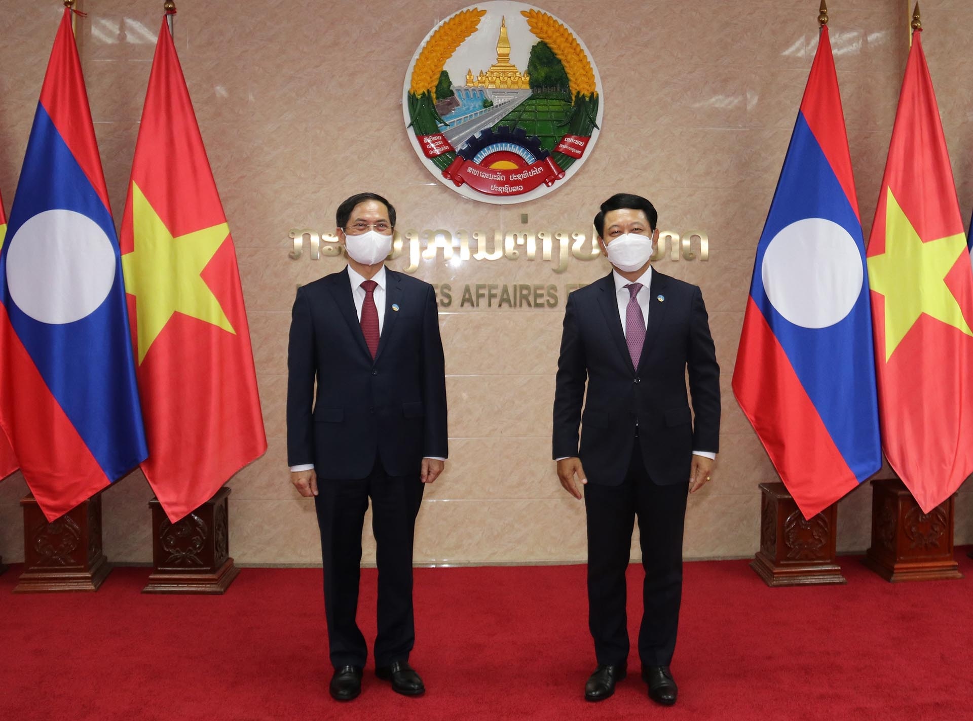 Bộ trưởng Bộ Ngoại giao Bùi Thanh Sơn gặp làm việc với Bộ trưởng Ngoại giao Lào Saleumxay Kommasith. (Nguồn: TTXVN)