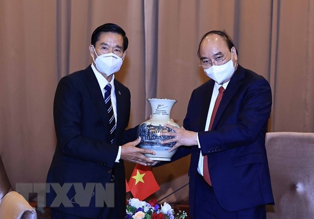 Chủ tịch nước Nguyễn Xuân Phúc tặng quà lưu niệm đồng chí Sinlavong Khutphaythoun, Chủ tịch Mặt trận Lào xây dựng đất nước. (Nguồn: TTXVN)