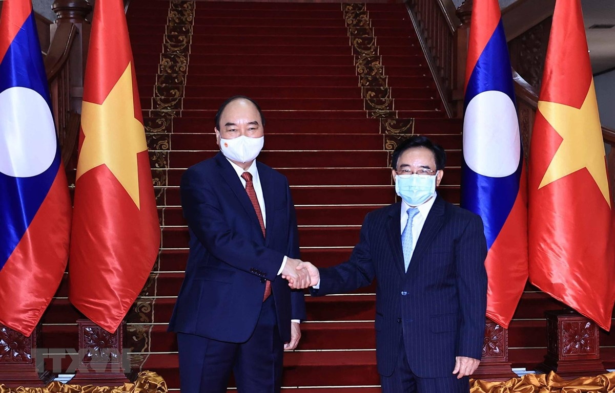 Chủ tịch nước Nguyễn Xuân Phúc hội kiến Thủ tướng Lào Phankham Viphavanh. (Nguồn: TTXVN)