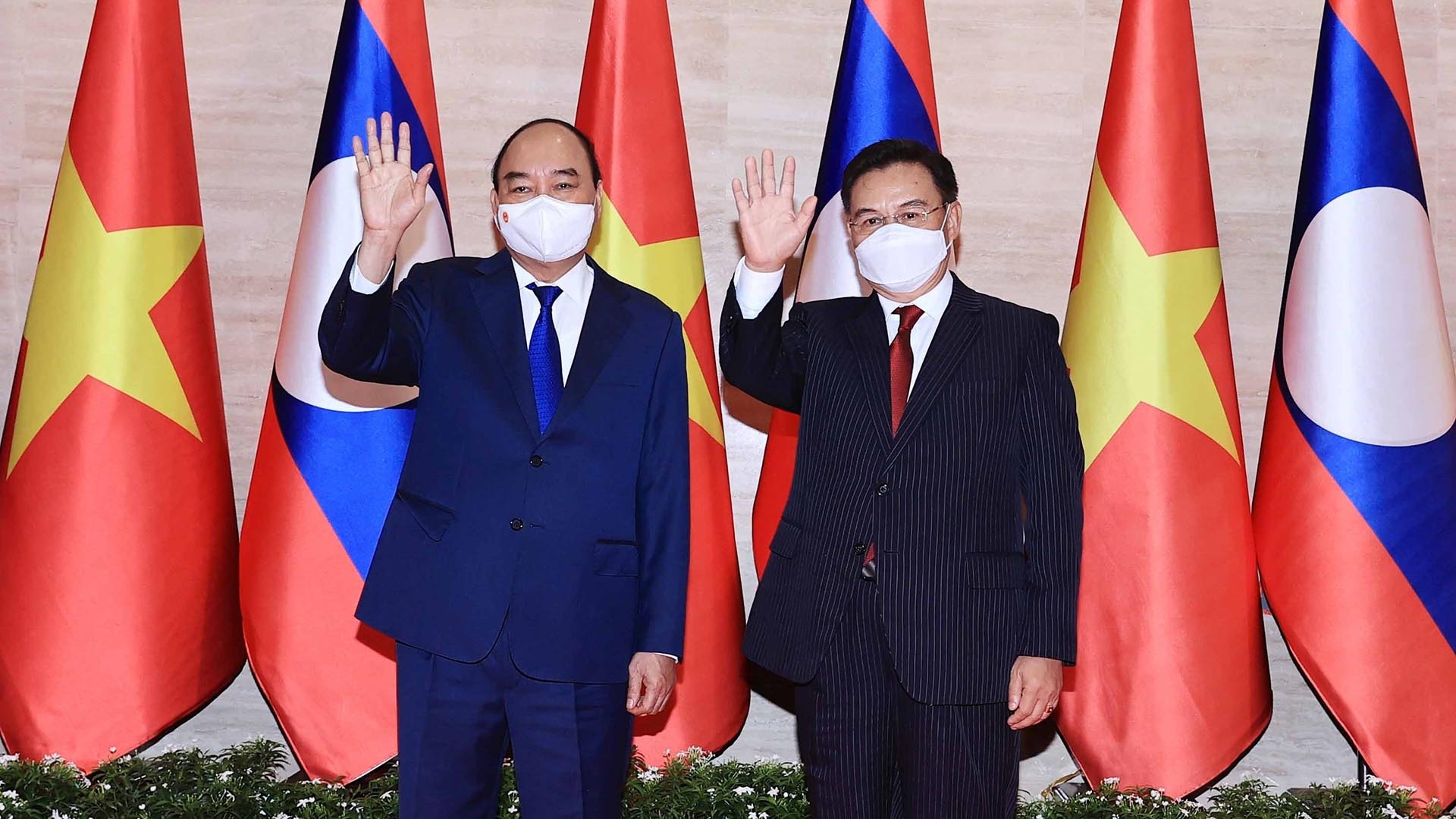 Chủ tịch nước Nguyễn Xuân Phúc hội kiến Chủ tịch Quốc hội Lào Saysomphone Phomvihane. (Nguồn: TTXVN)