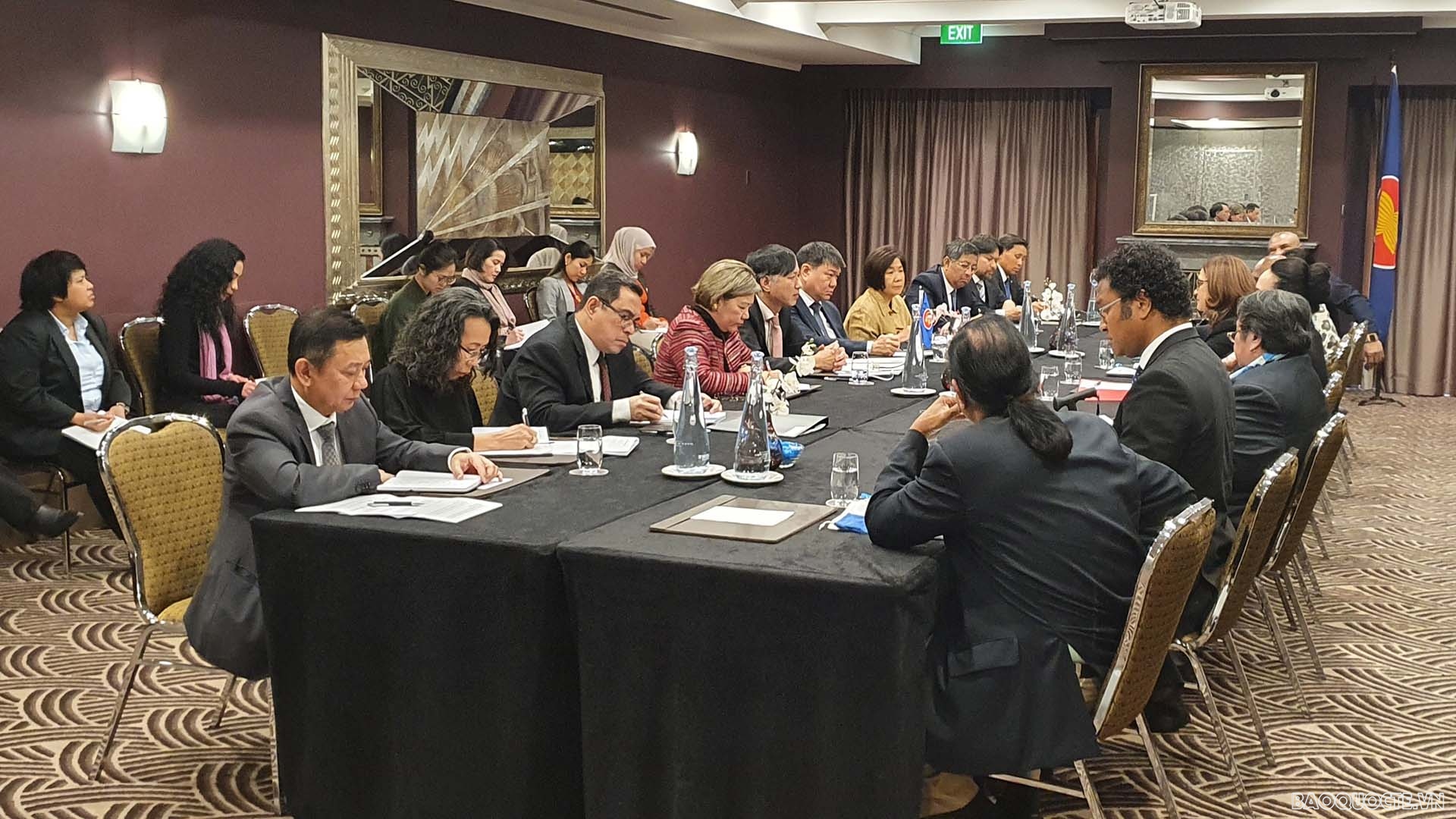 Đại sứ Nguyễn Tất Thành, Chủ tịch Ủy ban ASEAN tại Canberra chủ trì cuộc họp giữa Trưởng Cơ quan đại diện các nước ASEAN tại Canberra và các quốc đảo Thái Bình Dương nhằm trao đổi về vấn đề lao động. 
