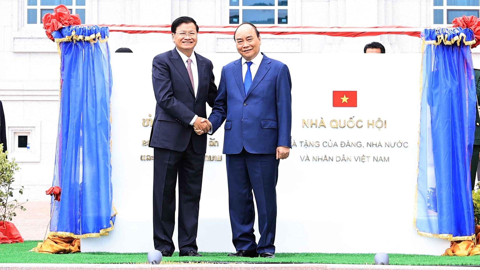 Chủ tịch nước Nguyễn Xuân Phúc và Tổng Bí thư, Chủ tịch nước Lào Thongloun Sisoulith tại buổi lễ. (Nguồn: TTXVN)
