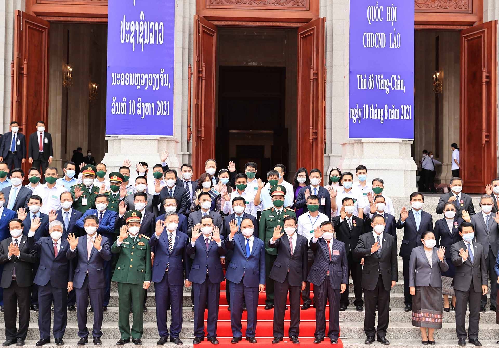 Chủ tịch nước Nguyễn Xuân Phúc, Tổng Bí thư, Chủ tịch nước Lào Thongloun Sisoulith cùng các đồng chí lãnh đạo Đảng, Nhà nước Lào và đại biểu hai nước tại buổi lễ. (Nguồn: TTXVN)