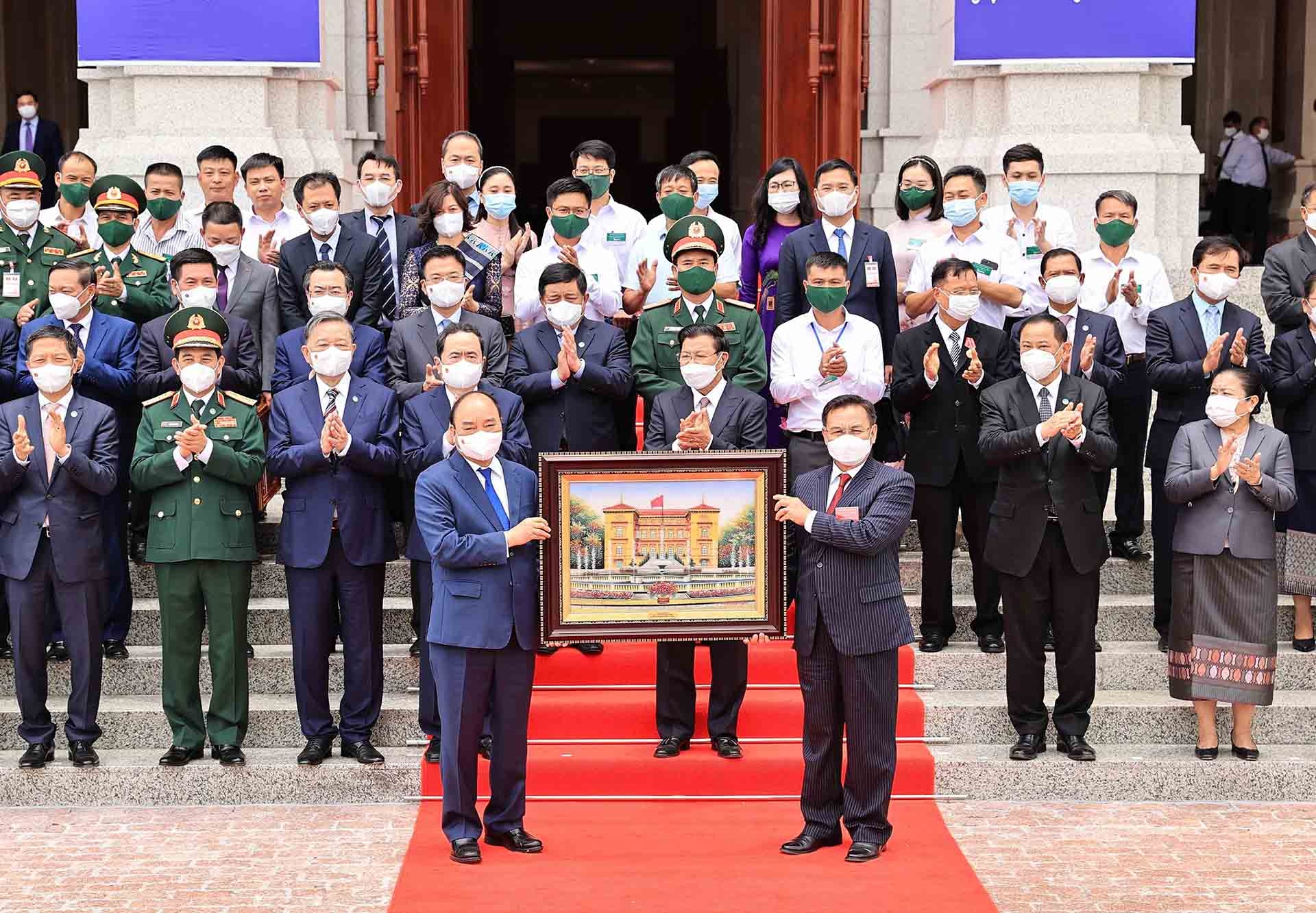 Chủ tịch nước Nguyễn Xuân Phúc tặng bức ảnh Phủ Chủ tịch cho Chủ tịch Quốc hội Lào Saysomphone Phomvihale. (Nguồn: TTXVN)