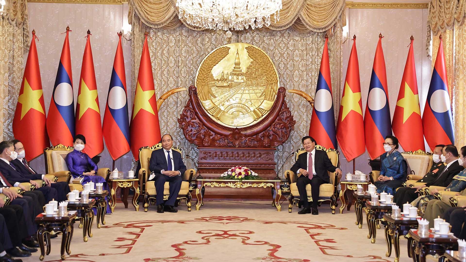 Tổng Bí thư, Chủ tịch nước Lào Thongloun Sisoulith và Phu nhân tiễn Chủ tịch nước Nguyễn Xuân Phúc và Phu nhân. (Nguồn: TTXVN)